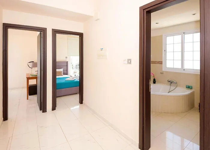 Oceania - Beachfront 빌라 파라림니