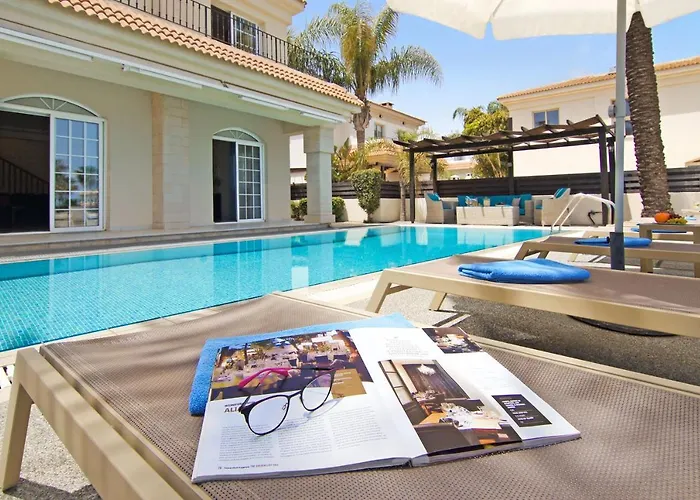 Oceania - Beachfront פאראלימני